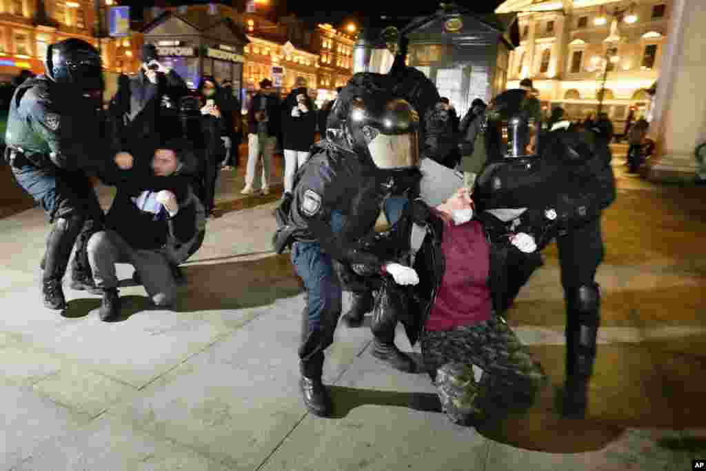 1 марта 2022. Задержания на митинге в Санкт-Петербурге. В первые недели войны несогласные с действиями властей россияне стали выходить на антивоенные акции &ndash; все они были подавлены властями. По данным &laquo;ОВД-Инфо&raquo;, с 24 февраля по 13 марта на антивоенных акциях в России были задержаны почти 15 тысяч человек. В последующие месяцы войны власти лишь усиливали давление на россиян с антивоенной позицией.&nbsp;