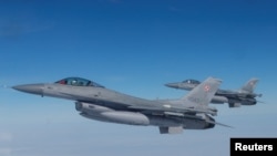 Самолеты F-16 во время мероприятия НАТО в Мальборке, Польша, 21 марта 2023 года. 