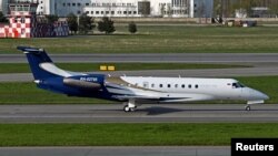 Частный самолет Embraer Legacy 600 (номер RA-02795) на взлетно-посадочной полосе международного аэропорта Пулково в Санкт-Петербурге, 9 мая 2023 года