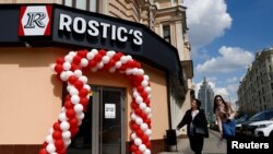 Рестораны KFC в России были переименованы в Rostic's после того, как американская компания Yum! Brands Inc продала сеть российскому оператору. Москва, 23 апреля 2023 года