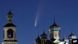 Комета C/2020 F3 (NEOWISE), названная в честь ее «первооткрывателя», в небе над городом Турец в Беларуси.