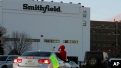 Мясоперерабатывающий завод Smithfield Foods в Южной Дакоте был закрыт 9 апреля из-за вспышки коронавируса