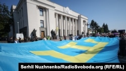 Крымскотатарский флаг на акции протеста против аннексии Крыма у Верховной Рады Украины. 15 июня, 2021