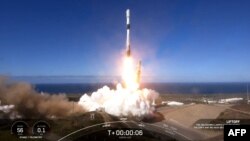 На этом cтопкадре из видео компании SpaceX, показан запуск ракеты-носителя Falcon 9 с миссией Korea 425 на базе ВВС Ванденберг в Калифорнии 1 декабря 2023 года.