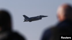  Американский истребитель F-16  на учениях в Польше