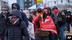 Группа сторонников Дональда Трампа перед началом предвыборного митинга в Манчестере, штат Нью-Гэмпшир. Январь 2024 г. (архивное фото)