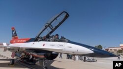 Министр ВВС США Фрэнк Кендалл сидит в передней кабине самолета X-62A VISTA на авиабазе Эдвардс, Калифорния, 2 мая 2024 года