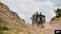 Армянские военнослужащие недалекр от армяно-азербайджанской границы (архивное фото)