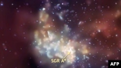 Снимок Млечного Пути. Стрелка указывает на сверхмассивную черную дыру Sagittarius A*